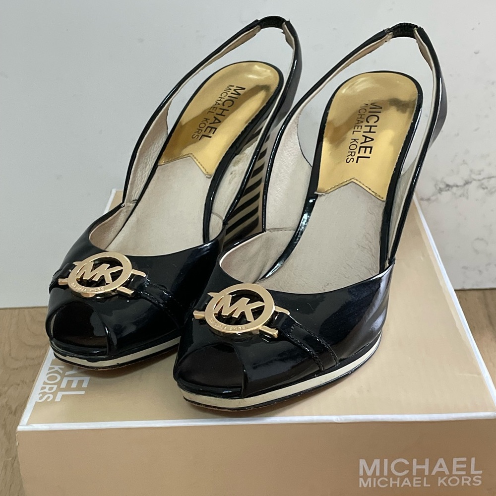 Michael Kors open toe wedge shoe sandals size 6